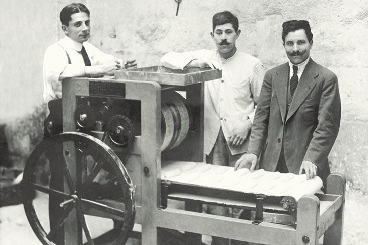 The first oven for producing bolillos the “Higiénica Múltiple Póo”